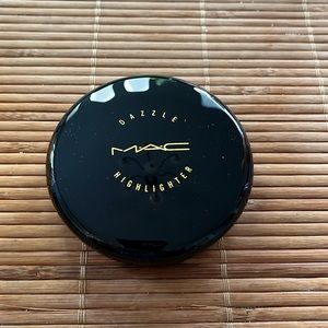 Mac dazzle highlighter, color dazzle pink brand new